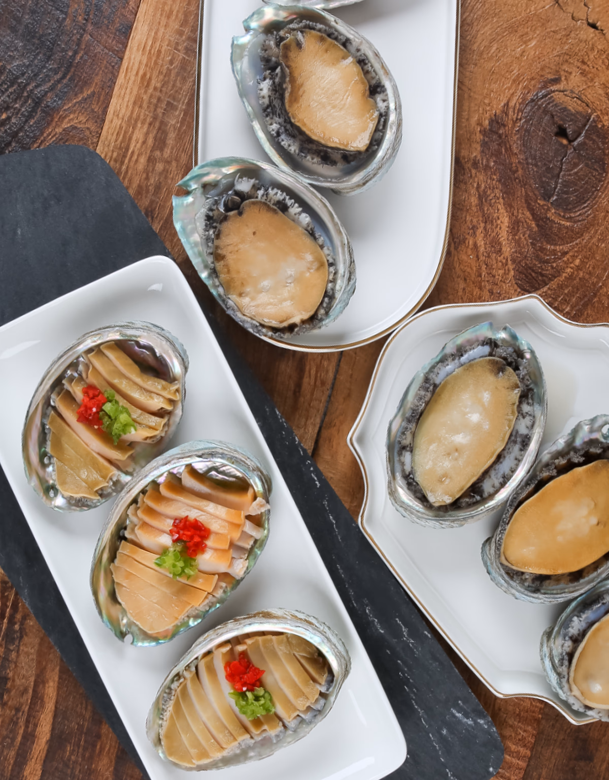 흰 접시 위 전복 껍데기 플레이팅, 탑뷰 촬영, 빨간 장식