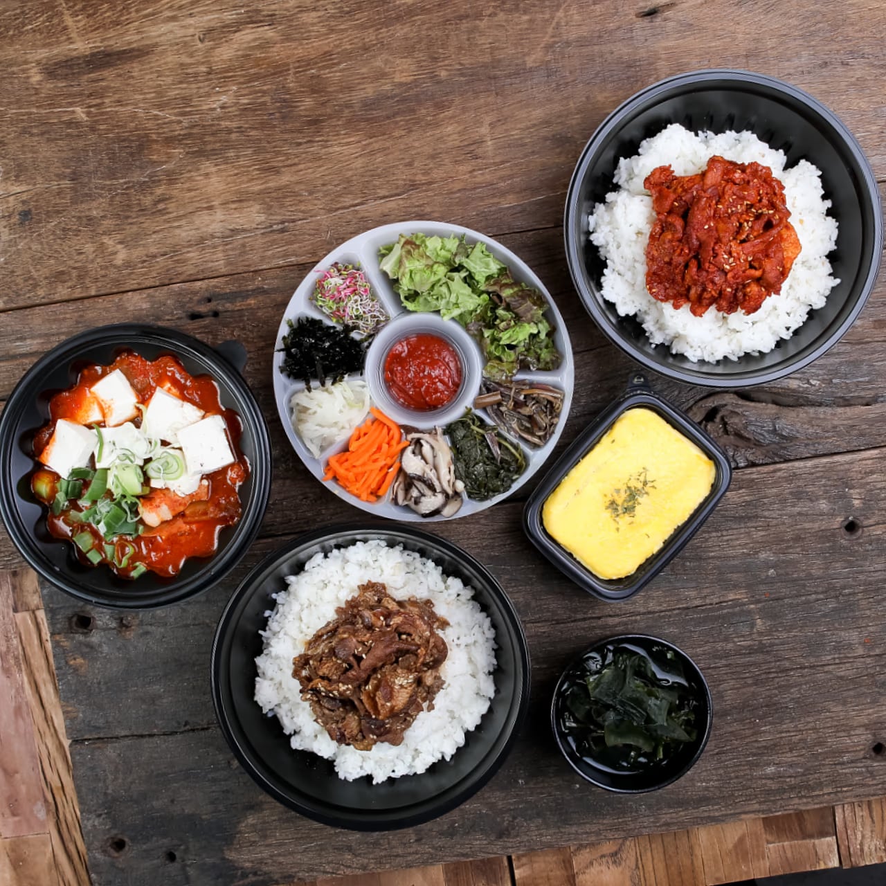 배달용기 비빔밥 대표 컷 - 제육 토핑 중심 구성