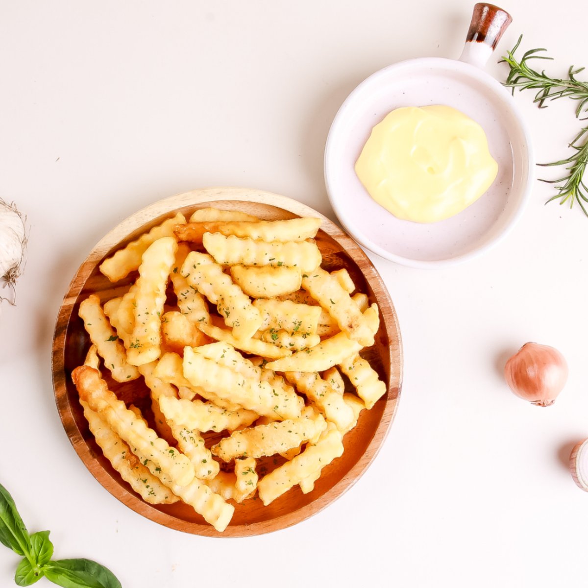 감자튀김 — 나무 접시, 치즈소스, 허브 토핑, 흰 배경