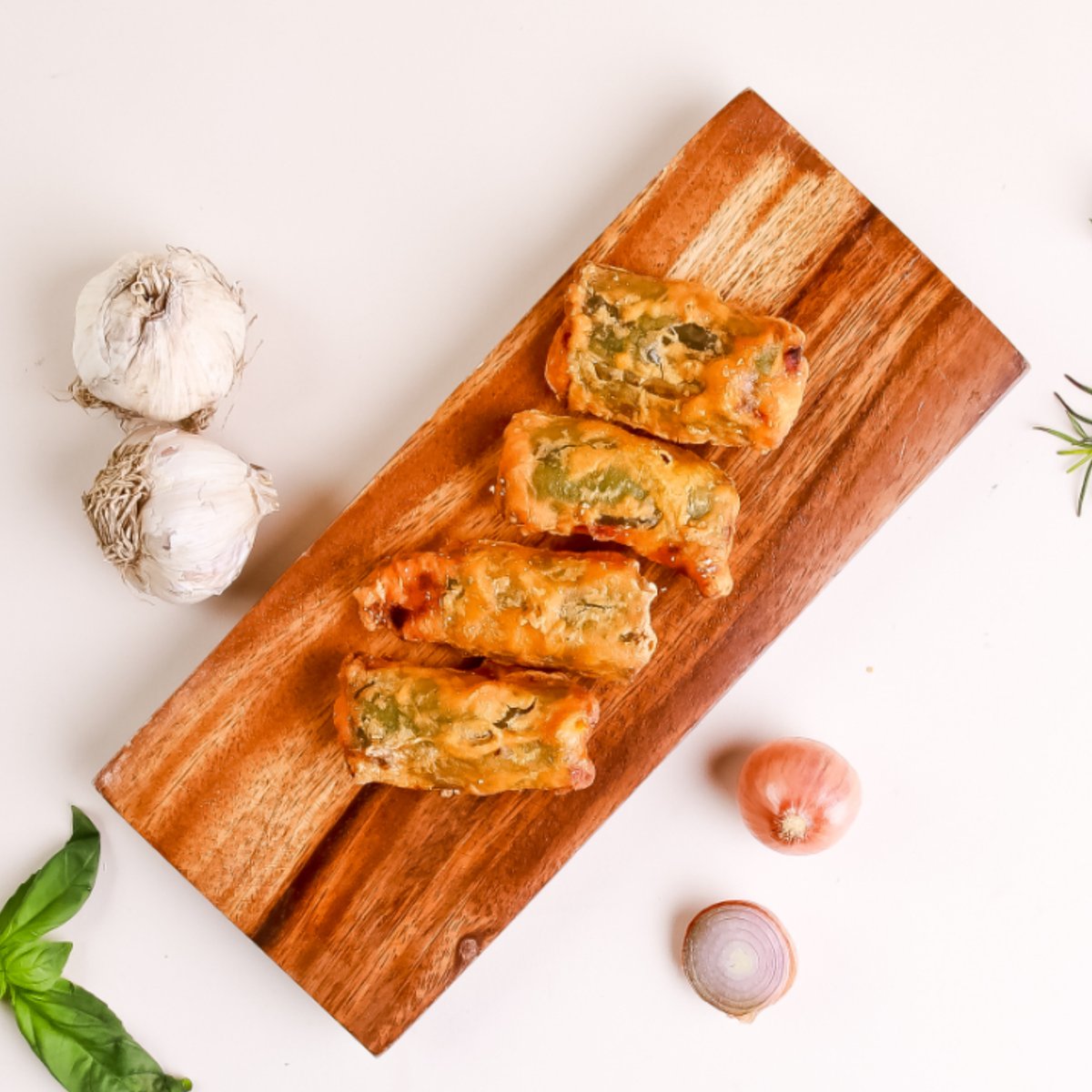 만두 — 나무 도마 위 군만두, 마늘·바질 소품