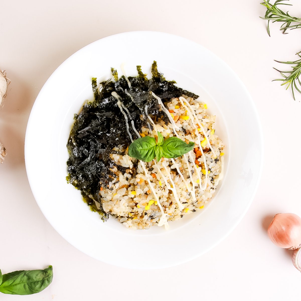 떡볶이 — 빨간 양념, 떡·어묵·달걀, 흰 배경 대비