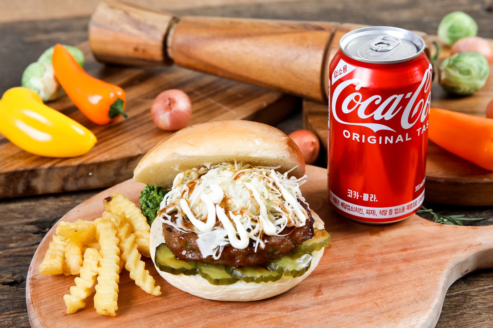 수제버거 클로즈업 컷 - 번 표면과 육즙 질감 강조