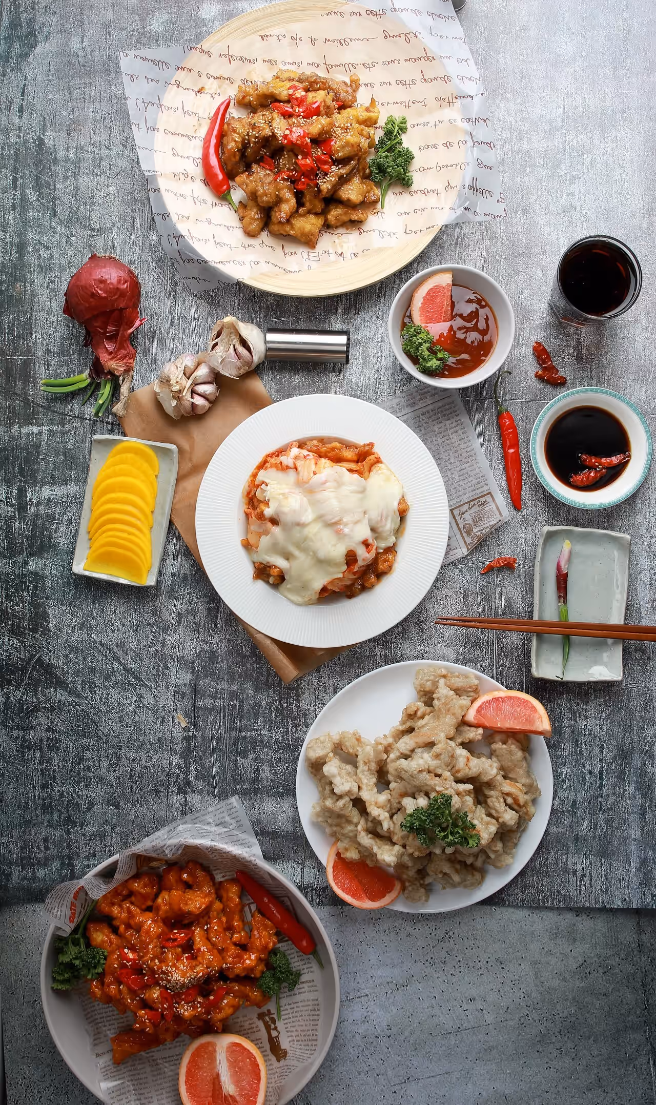 바비큐치킨 대표 컷 - 소스 윤기와 닭껍질 결 강조