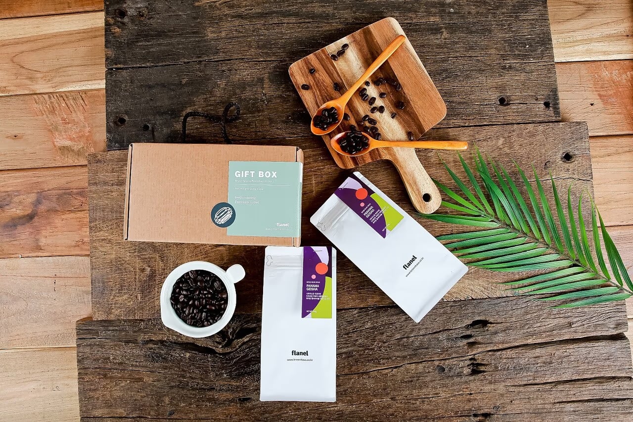 그라인더+원두 연출 컷 - 사용 장면 맥락 전달