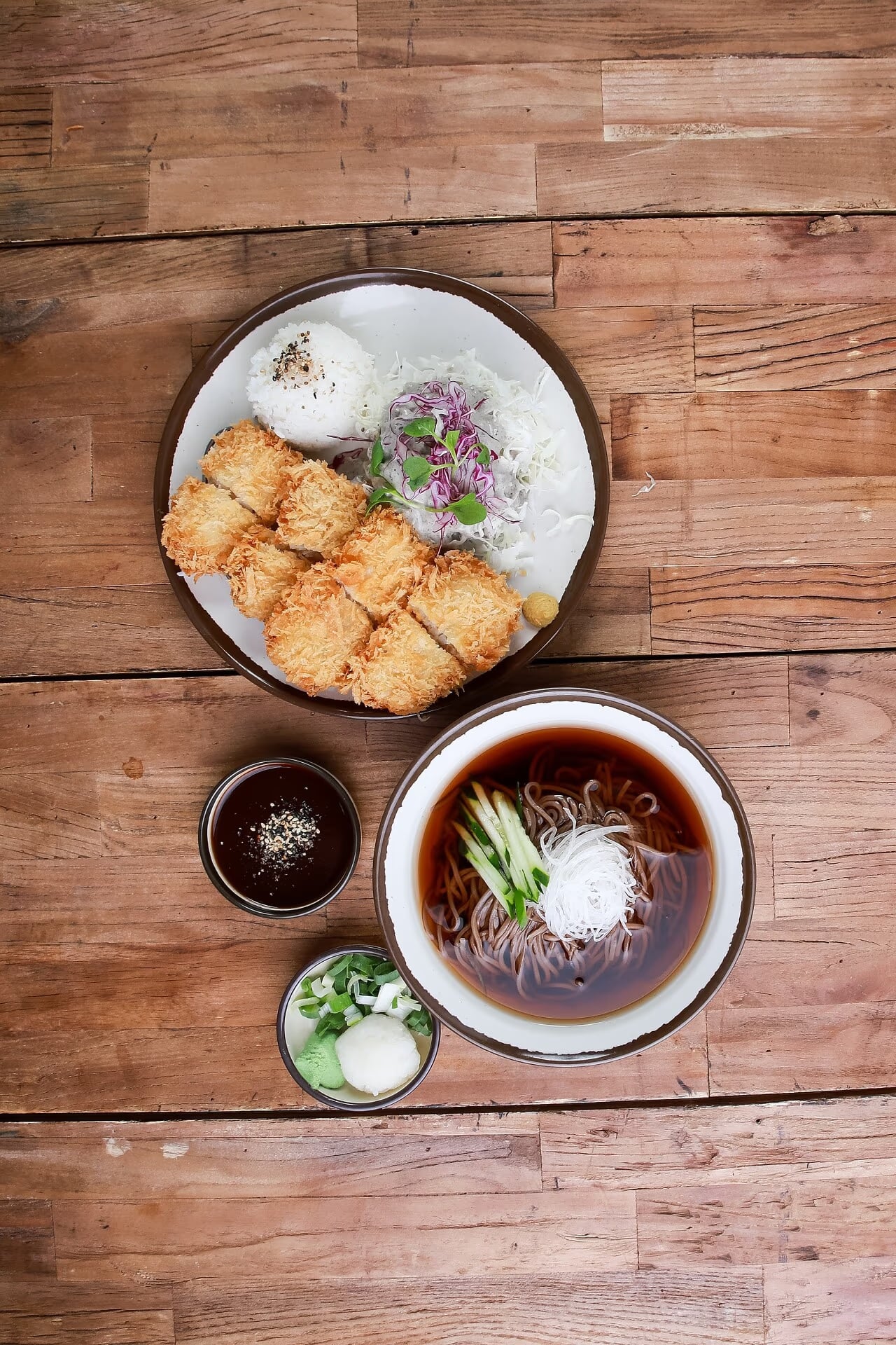 돈까스 대표 컷 - 바삭한 튀김 결과 단면 강조