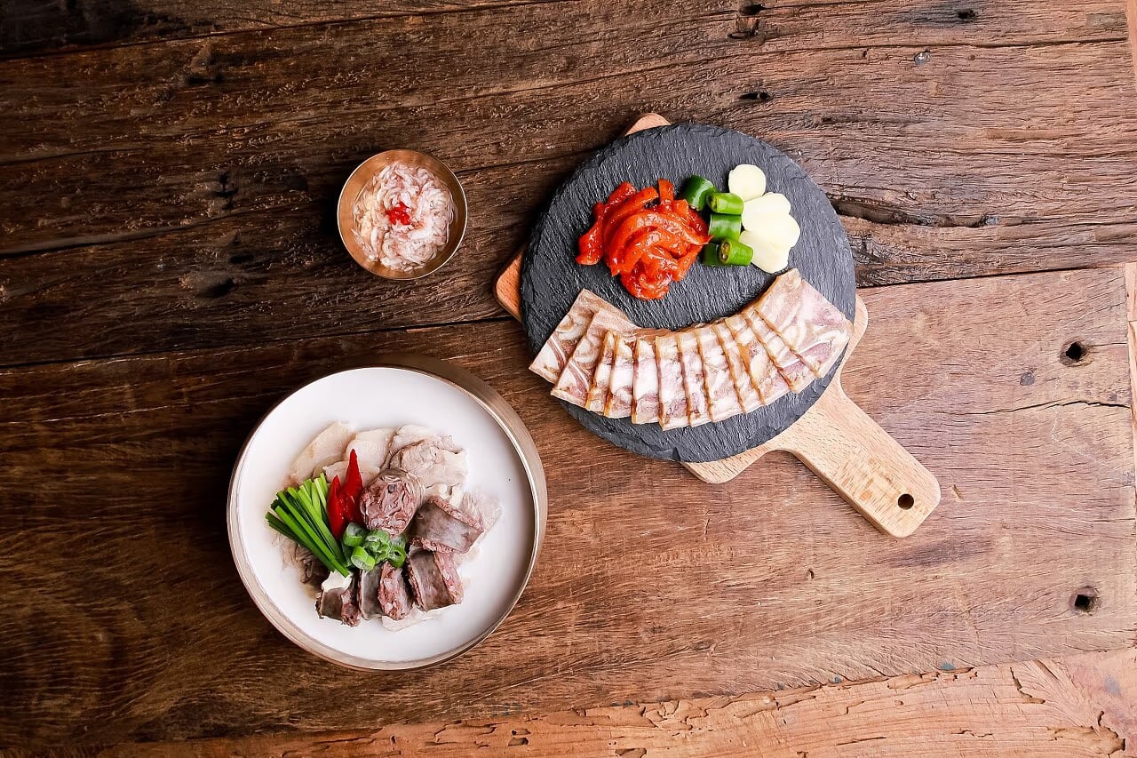 진한 국물 국밥 컷 - 농도 차이 강조