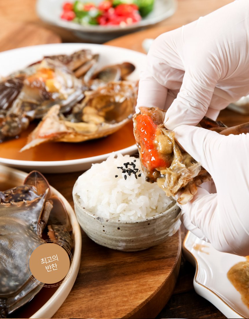 늘담 간장게장 탑뷰 - 두 마리가 국물에 잠긴 정면 구도