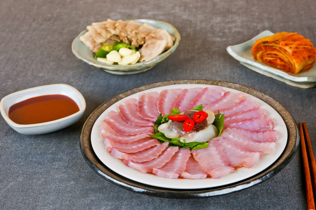 흑산홍어 삼합 — 홍어회, 수육, 묵은지와 함께 차린 한 상