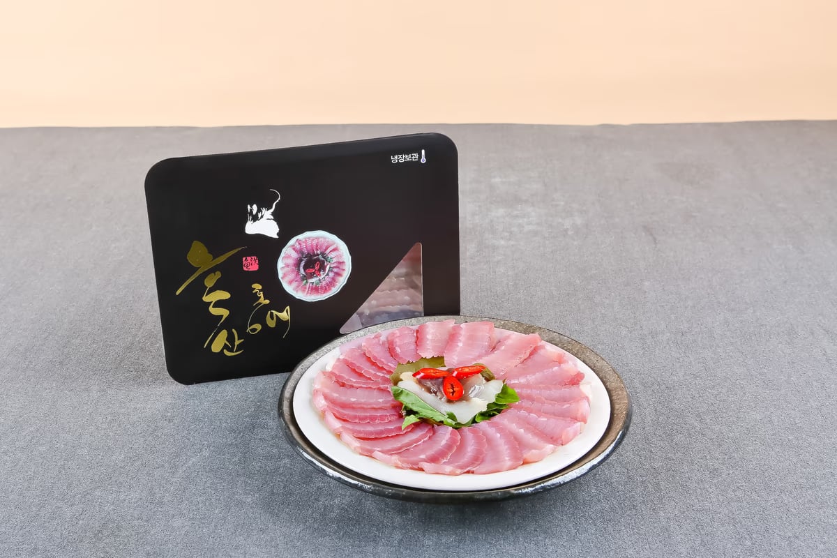 흑산홍어 플레이팅 — 원형 접시 위 홍어회와 포장 박스