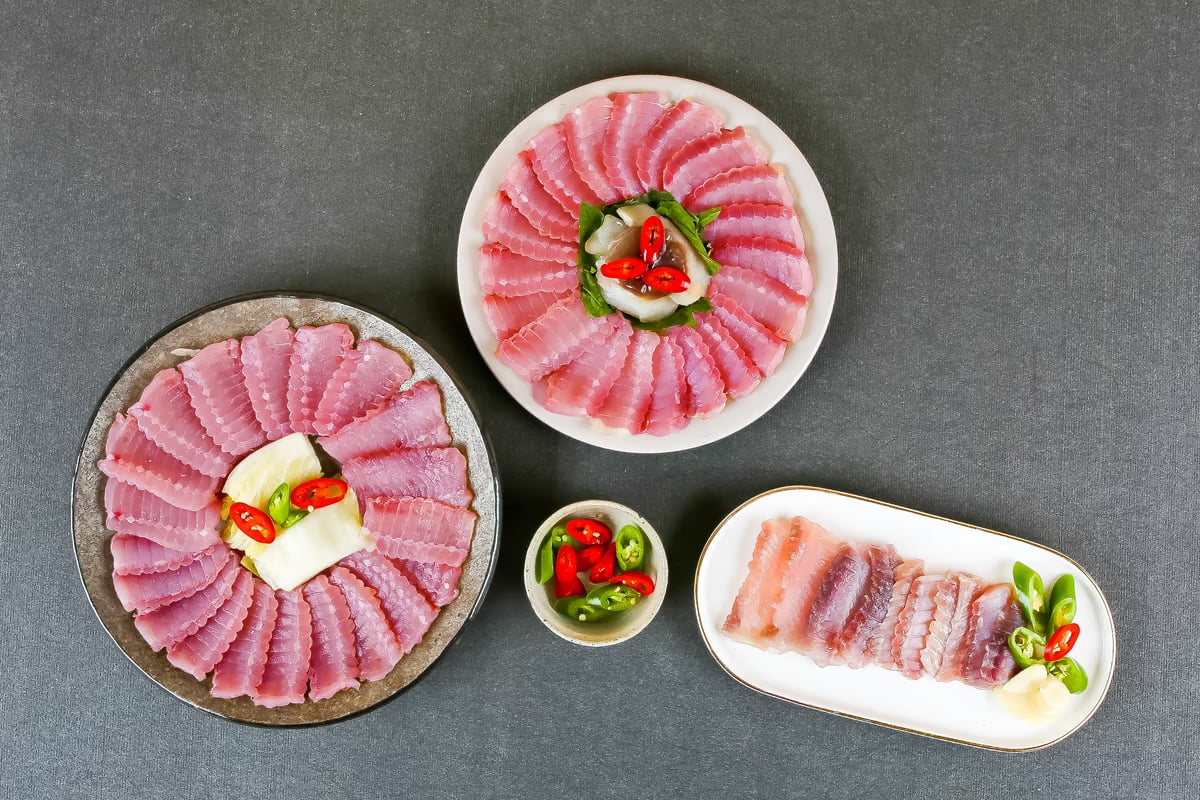 홍어 3종 플레이팅 — 회, 삭힌 홍어, 두꺼운 컷 비교