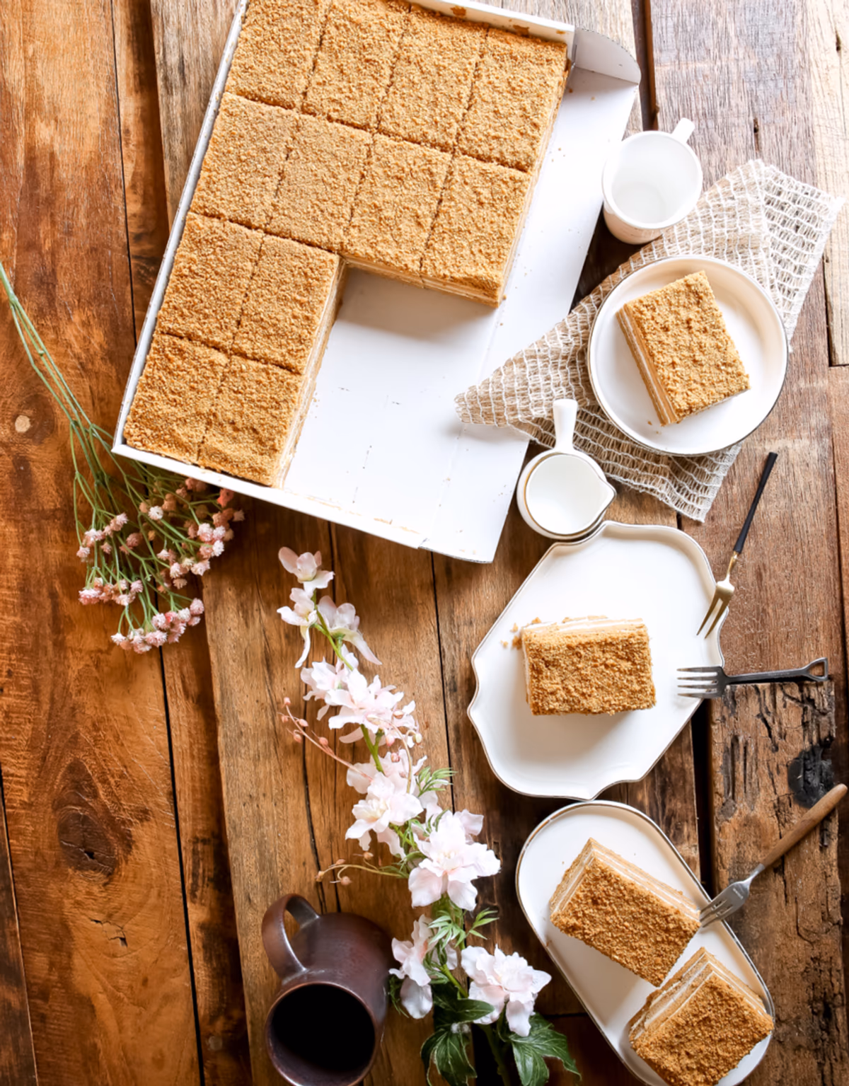 카페 음료 클로즈업 — 얼음 결정과 결로 표현