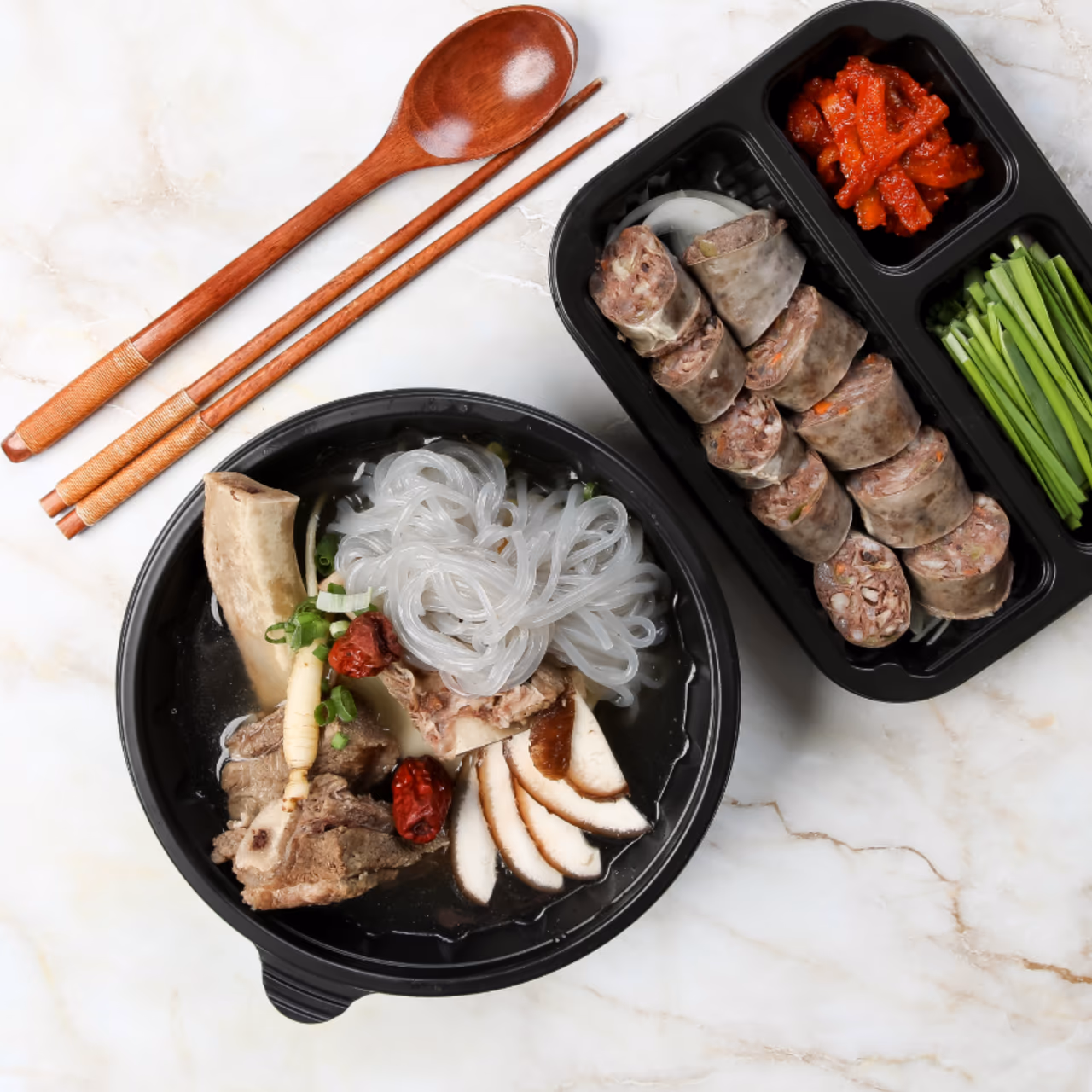 바베큐닭 전체 컷 - 양념과 구이면이 공존하는 표현