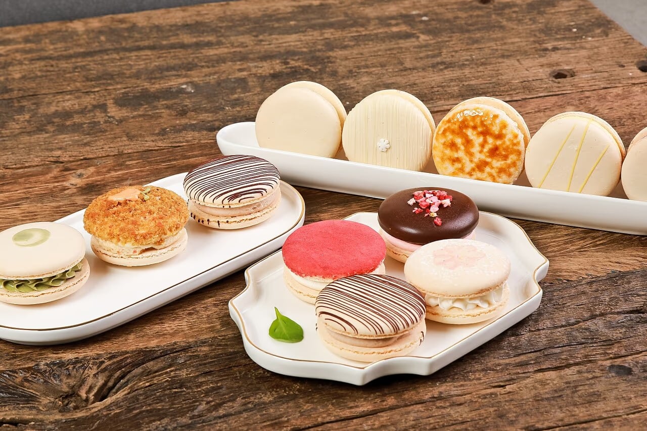 마카롱 크기감 컷 - 소품 대비로 실측 체감 전달