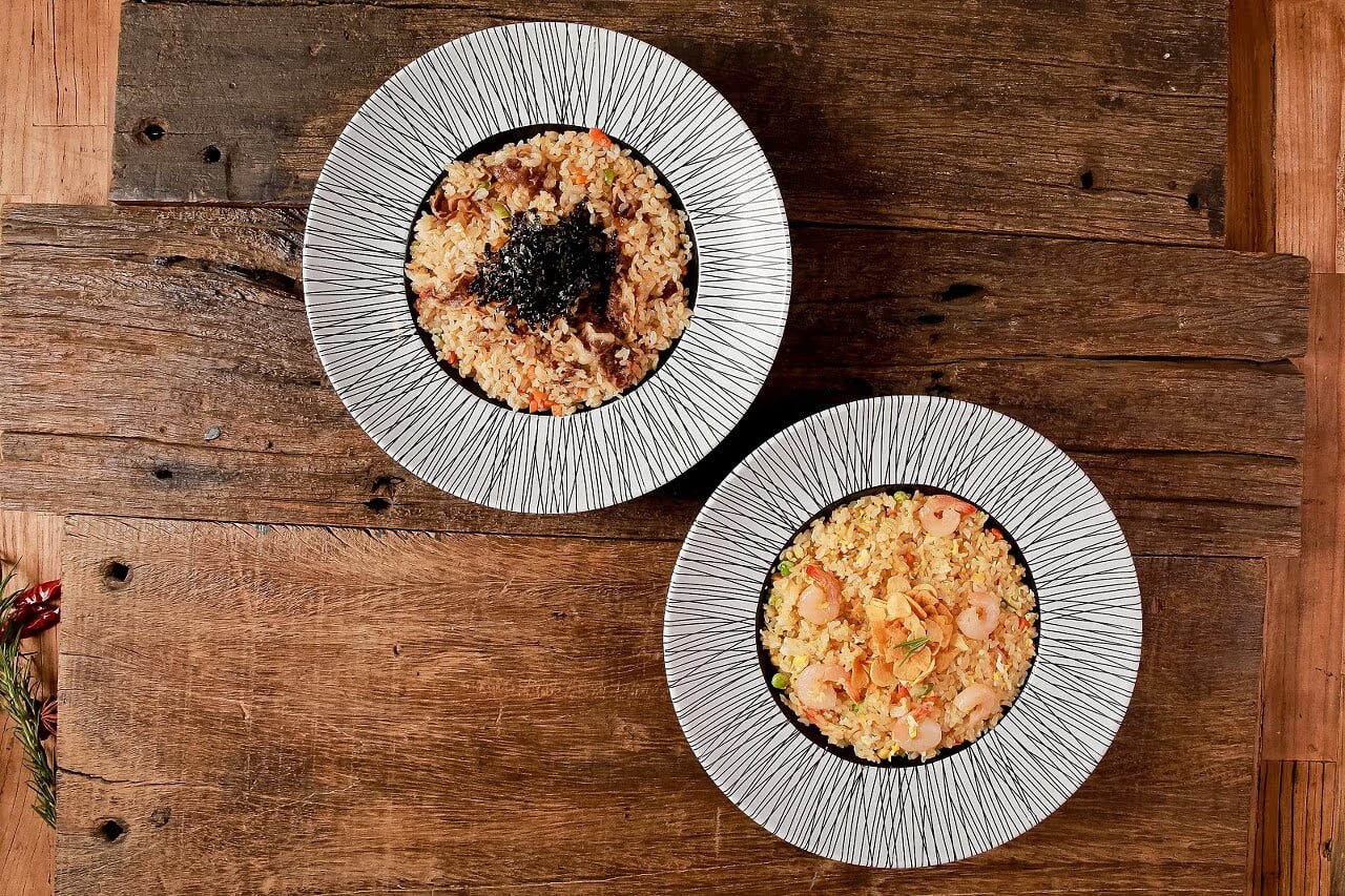 꿔바로우 단품 컷 - 튀김 볼륨과 소스 질감