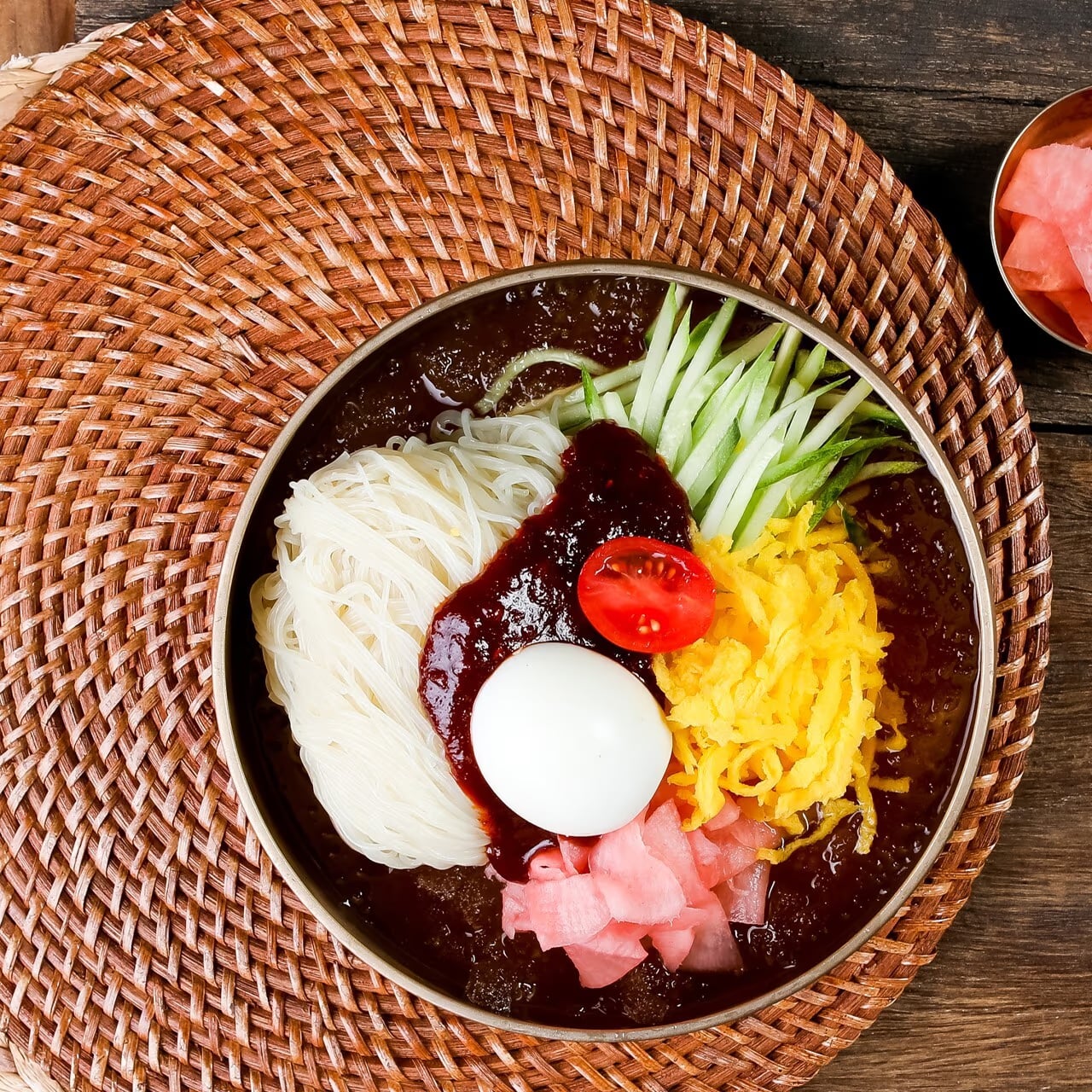 평양냉면 대표 컷 - 맑은 육수와 면 굵기 표현