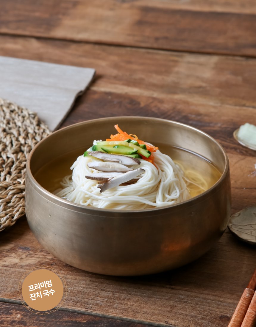 국수 면발 리프트 — 젓가락으로 들어올린 면