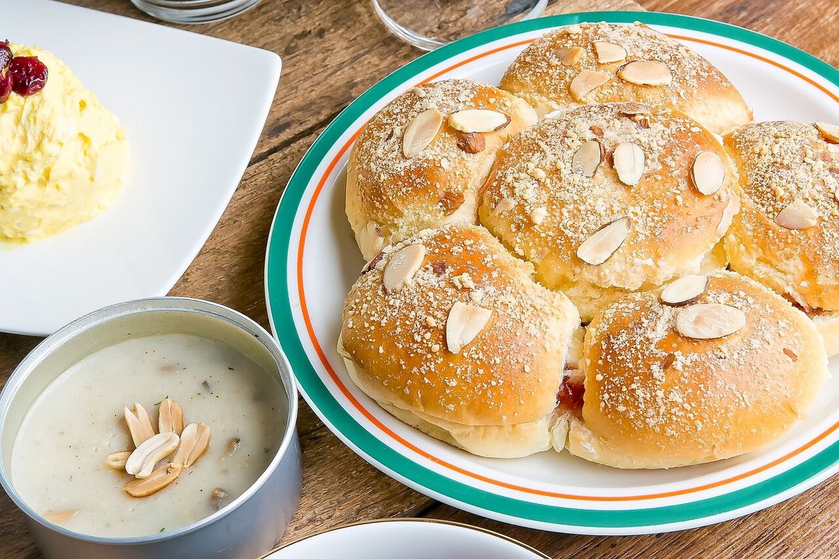 아몬드빵 클로즈업 - 표면 질감 강조