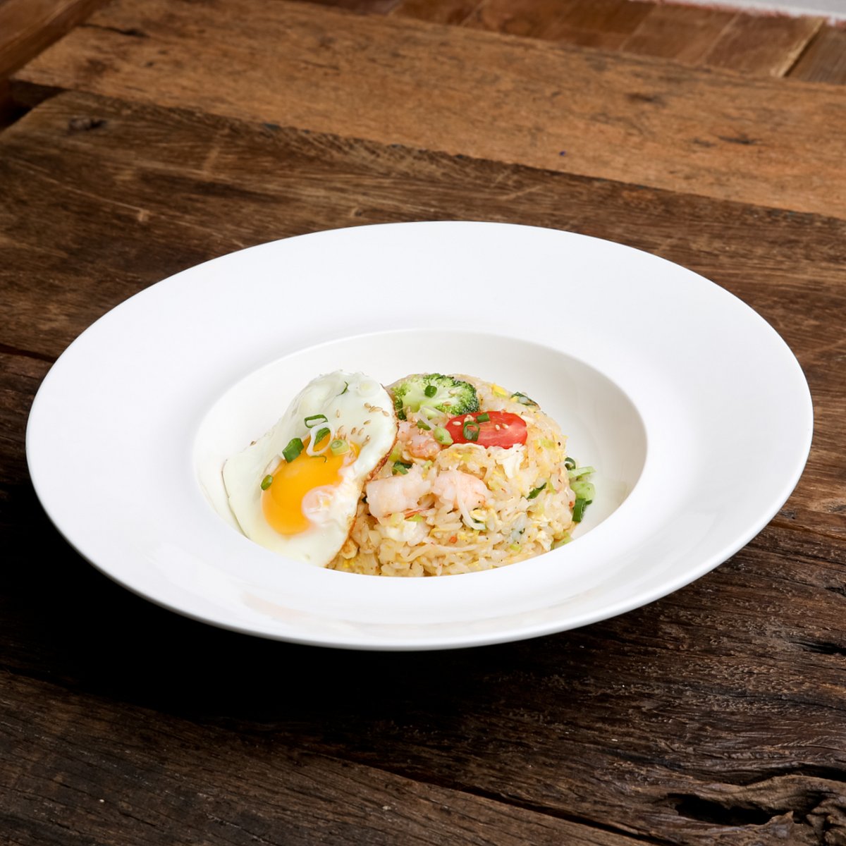 계란프라이 클로즈업 — 노른자 윤기와 흰자 질감