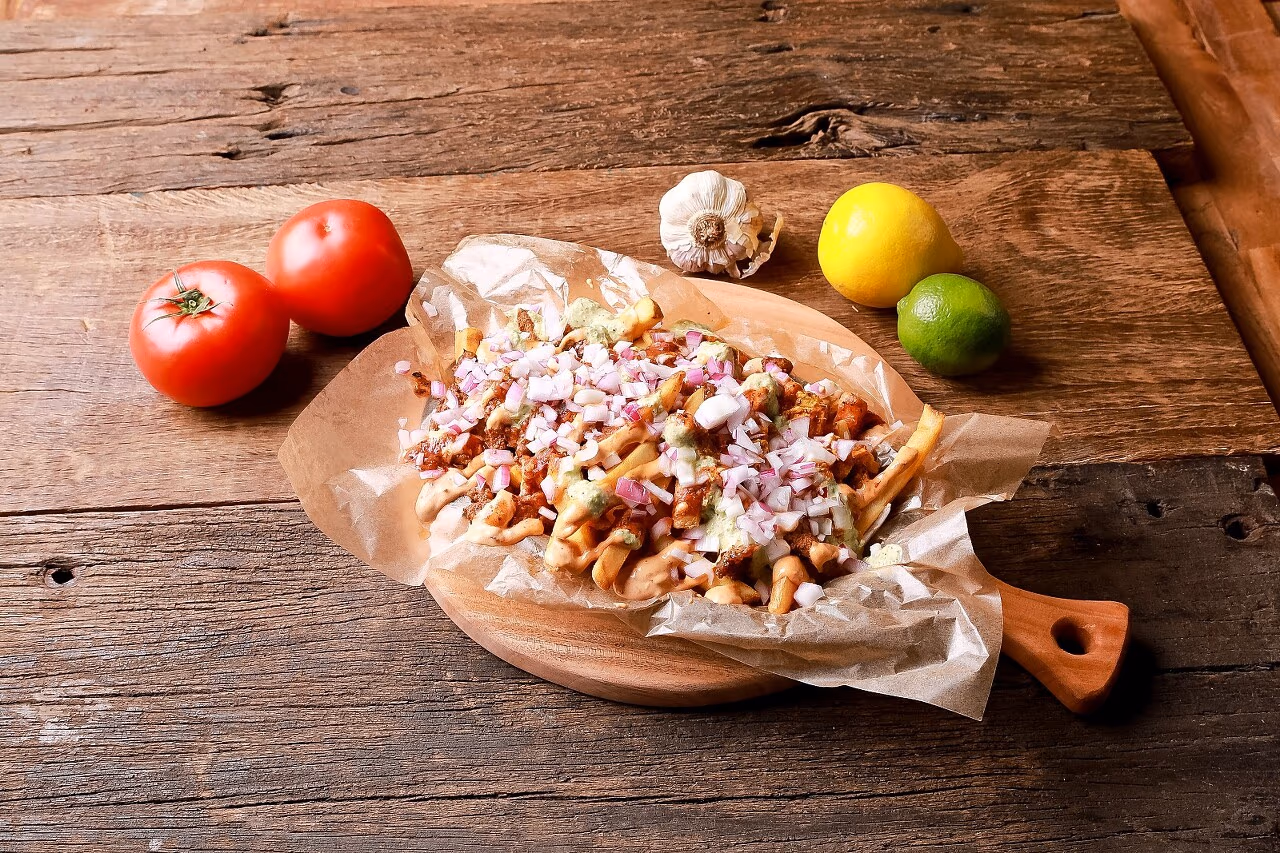 퀘사디아 탑뷰 컷 - 토핑 균형과 컷 분할 강조