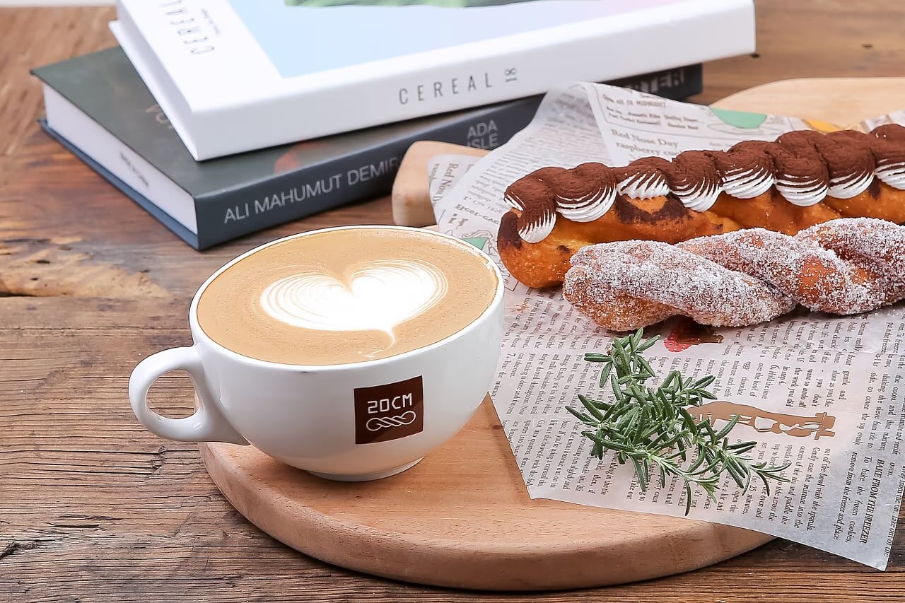 꽈배기+아메리카노 세트 컷 - 카페 조합 맥락 전달