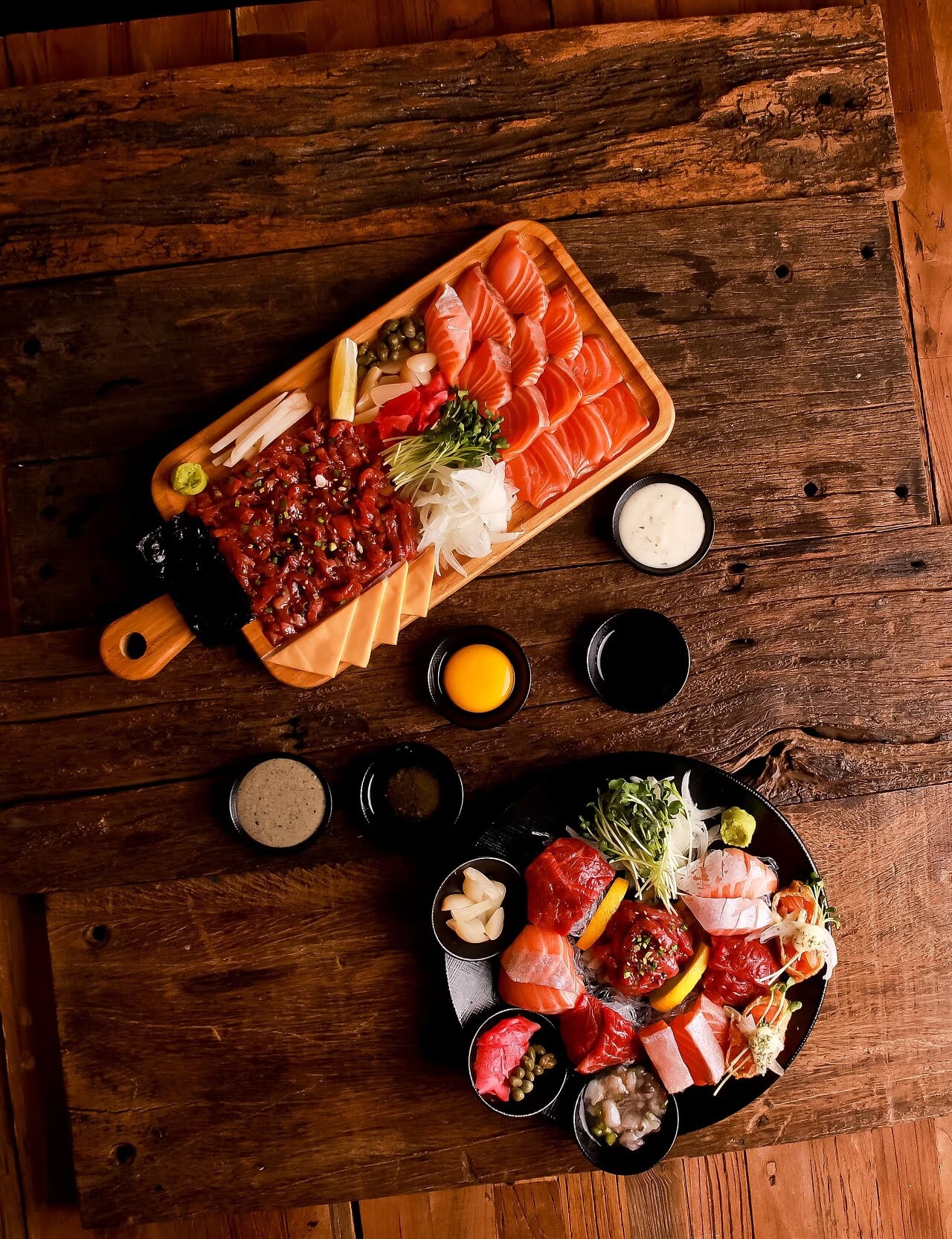 육회비빔밥 컷 - 고명 분리와 색 대비 강화