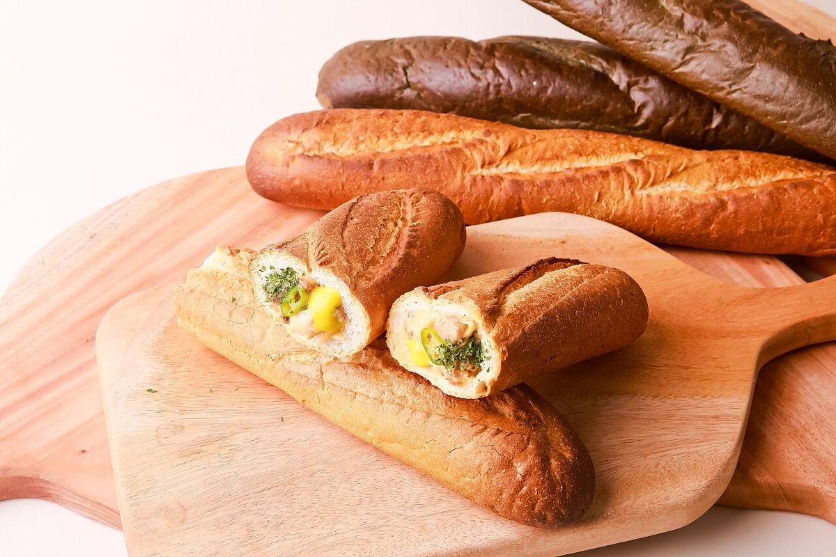 나무 도마 위 바게뜨 여러 종류, 단면이 보이는 샌드위치