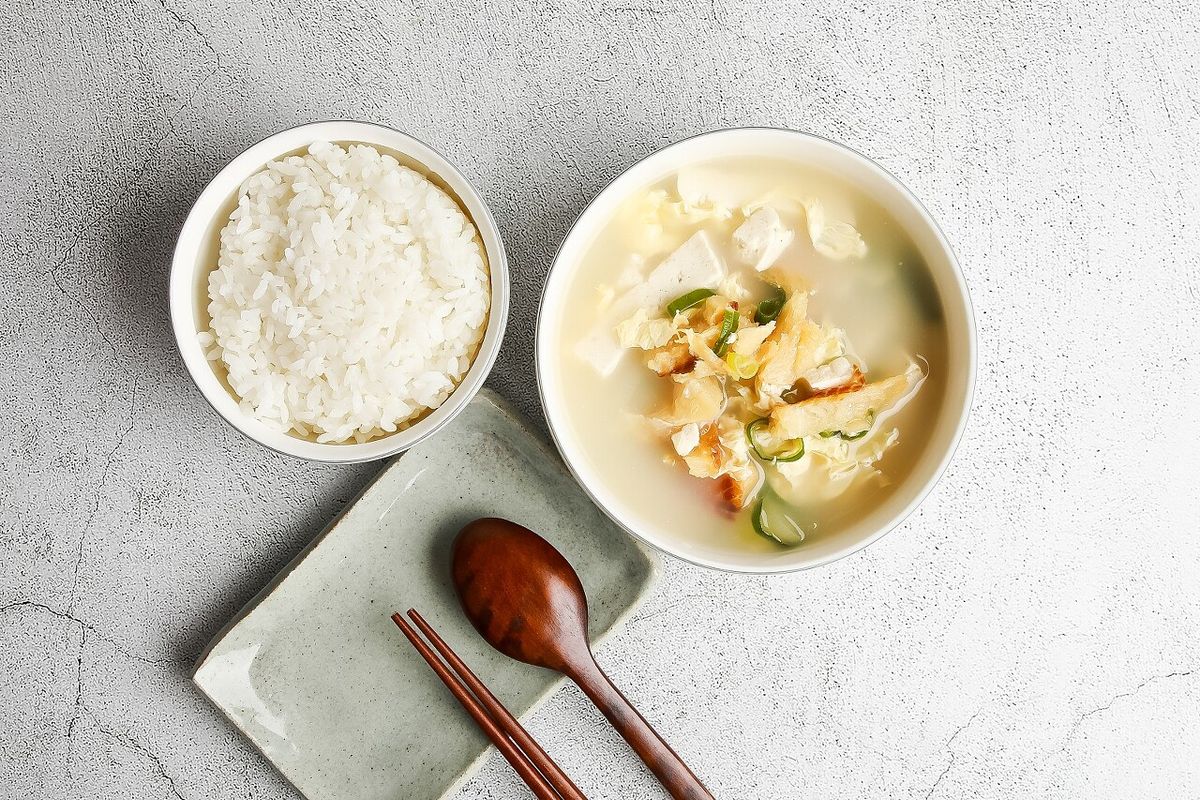 회색 콘크리트 배경 위 북엇국 탑뷰 — 국물만 있는 첫 세팅