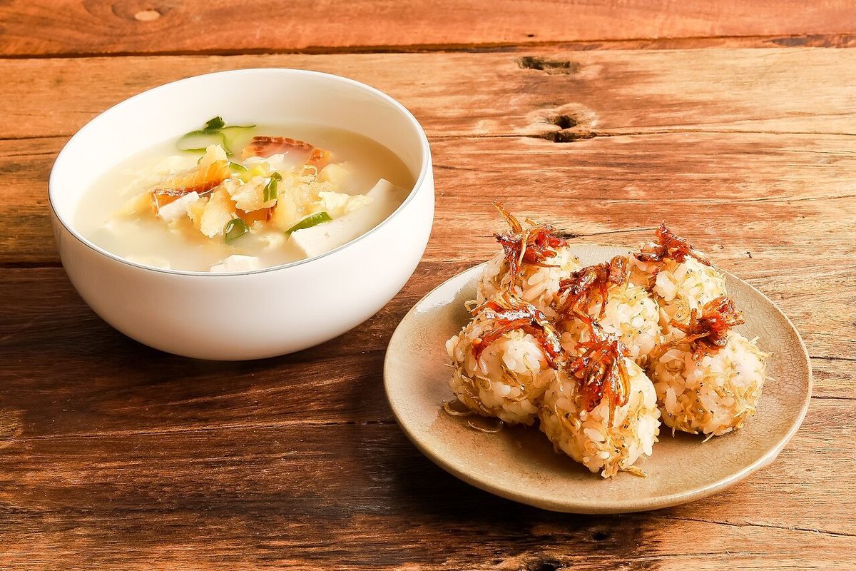 원목 배경 위 고추무침 단독 클로즈업 — 붉은 색감과 윤기