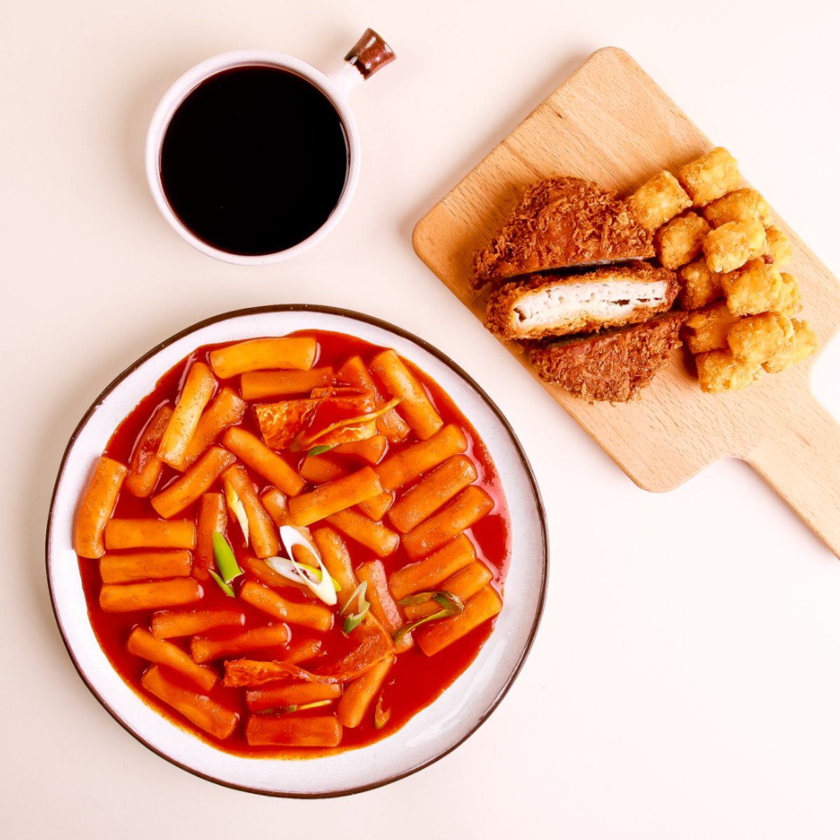 볶음밥 — 흰 접시, 김·치즈 토핑, 탑뷰