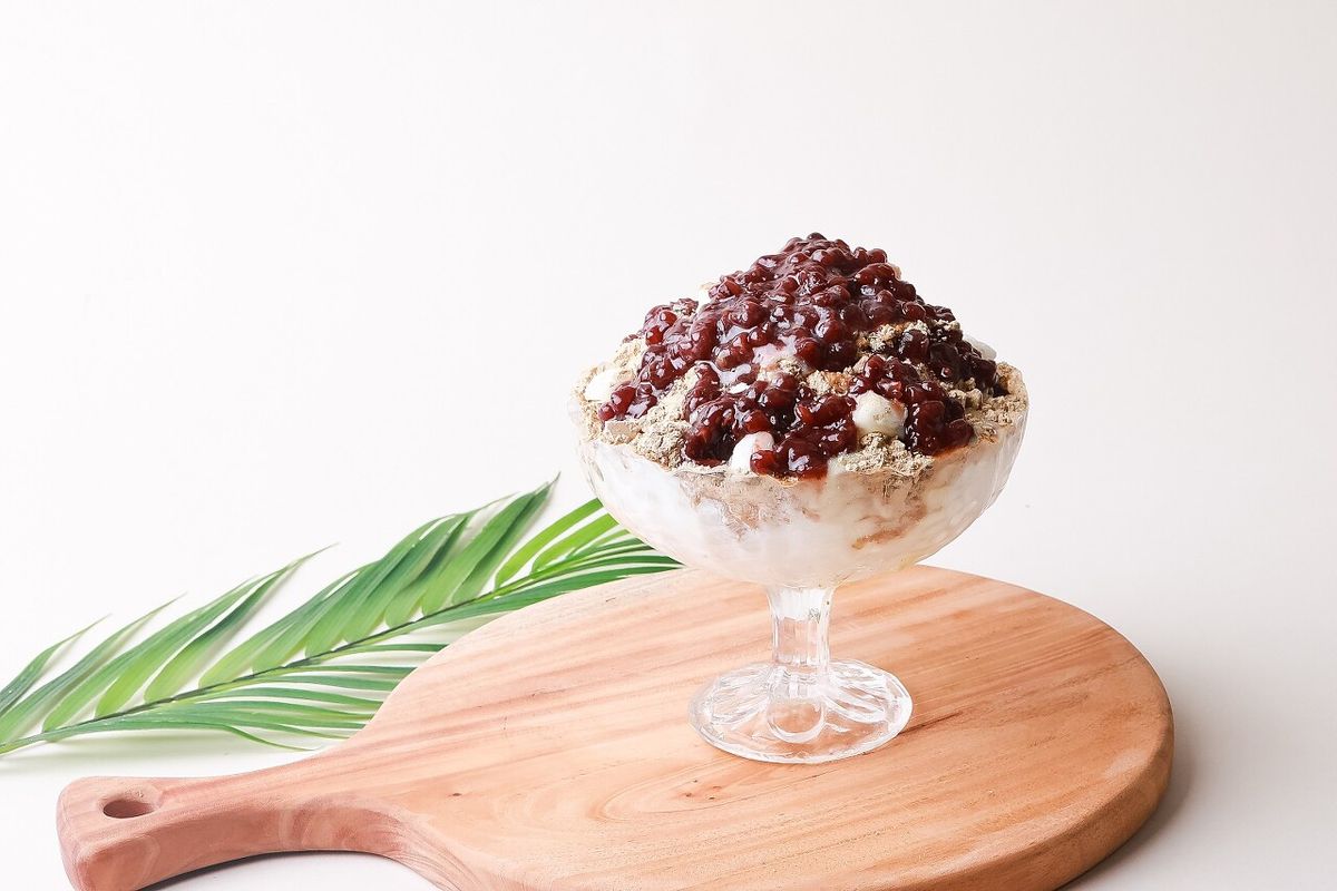 팥빙수 단독 컷, 같은 유리 잔, 같은 각도