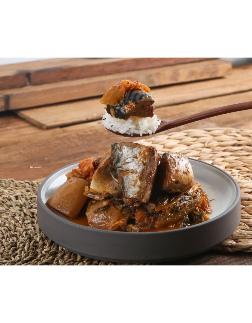 고등어김치찜 클로즈업 — 고등어 표면 윤기, 김치 결, 국물 색감 디테일 컷