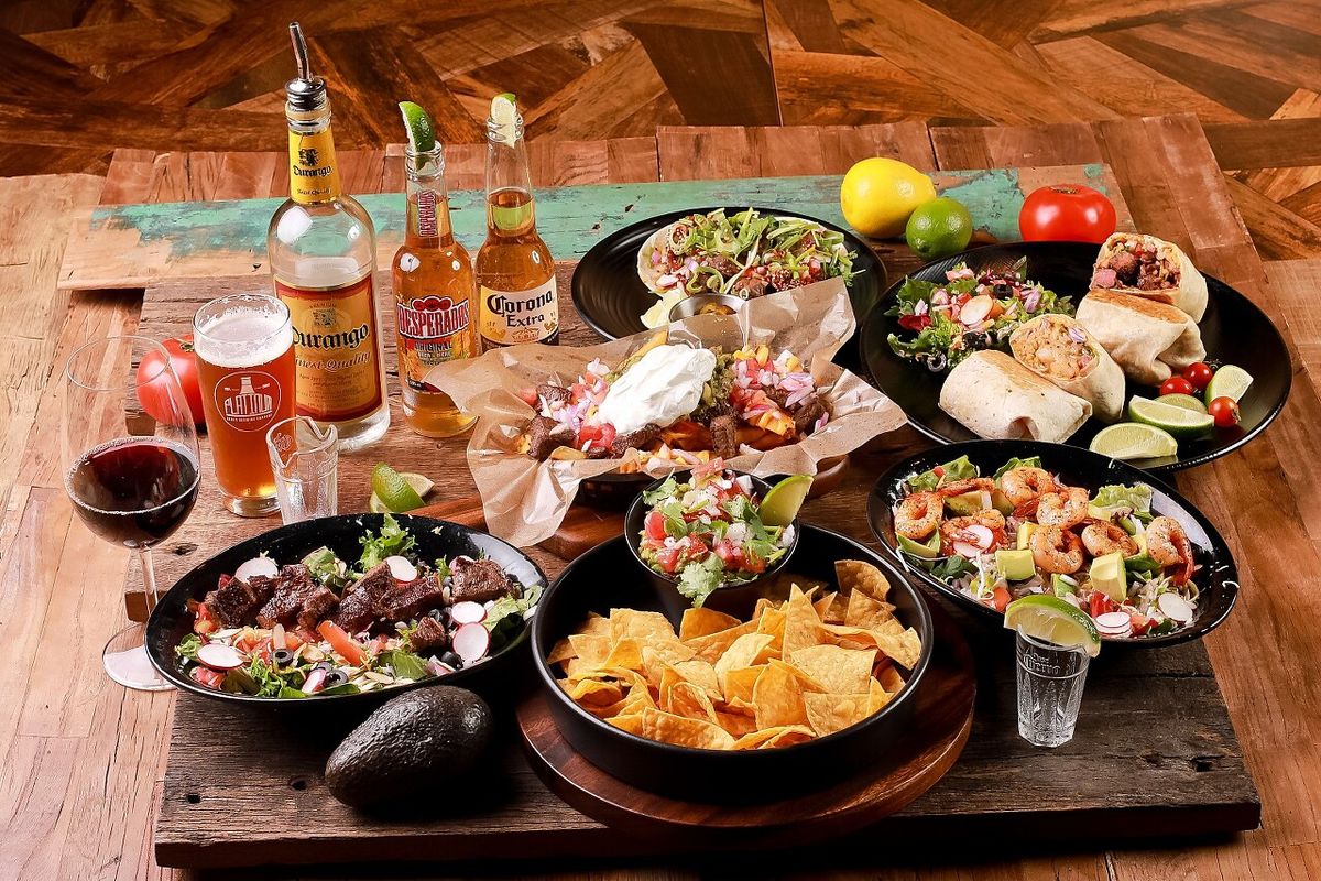 멕시칸 레스토랑 음료 세트 컷 — Corona Heineken 맥주 여러 병이 음식과 함께 세팅된 분위기 촬영