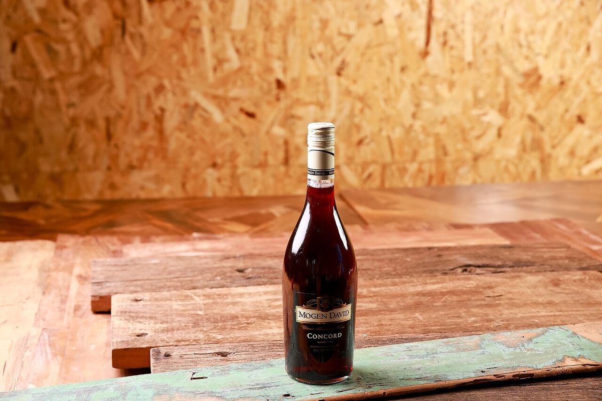 Mogen David Concord 와인 병 단독 촬영 — 짙은 레드 와인 레스토랑 음료 메뉴 사진