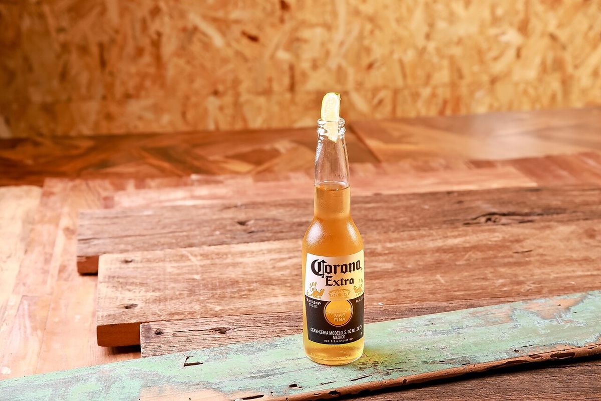 Heineken 맥주 병 단독 촬영 — 나무 테이블 배경 레스토랑 음료 메뉴 사진