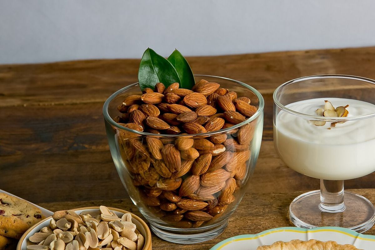 유리볼에 담긴 아몬드 통알 클로즈업