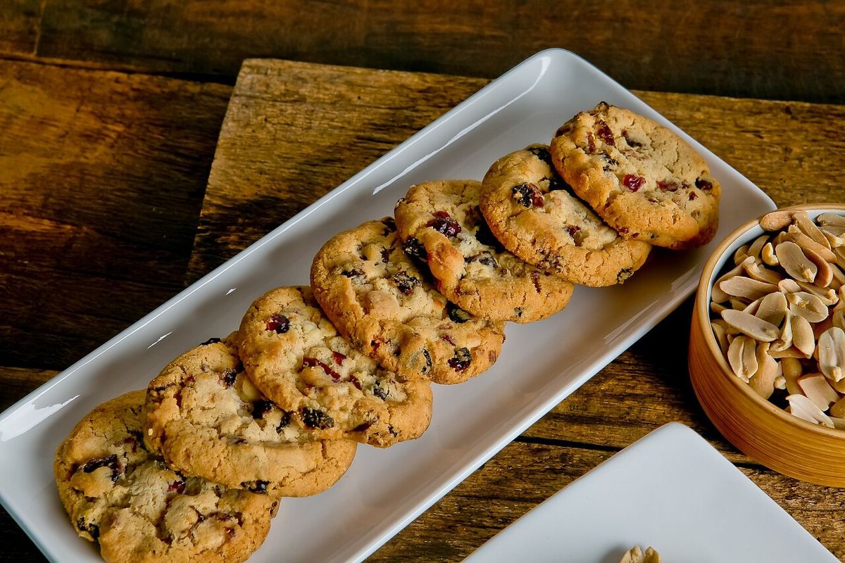 견과류 쿠키 일렬로 정렬된 사각 플레이트