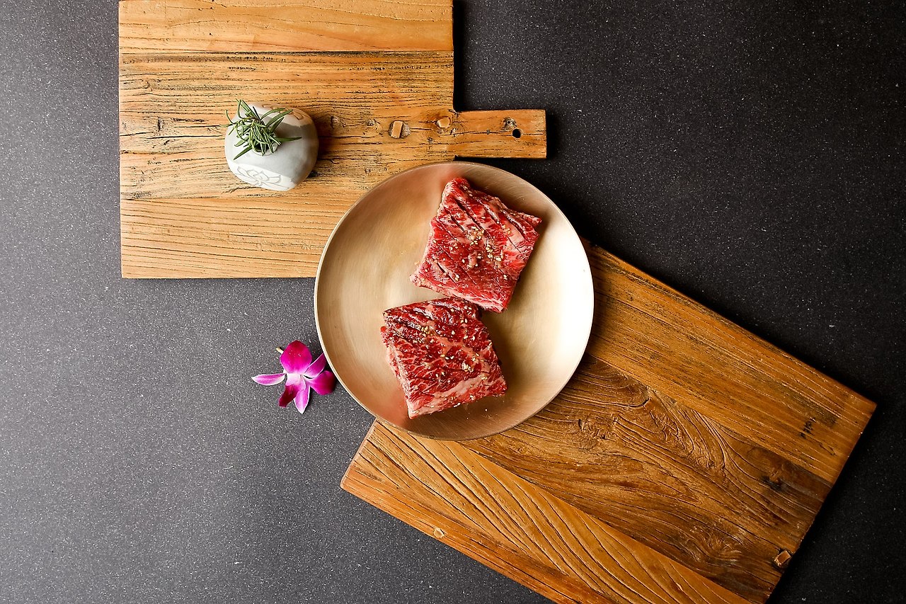 돼지 양념갈비, 놋그릇, 탑뷰, 난초꽃과 도마