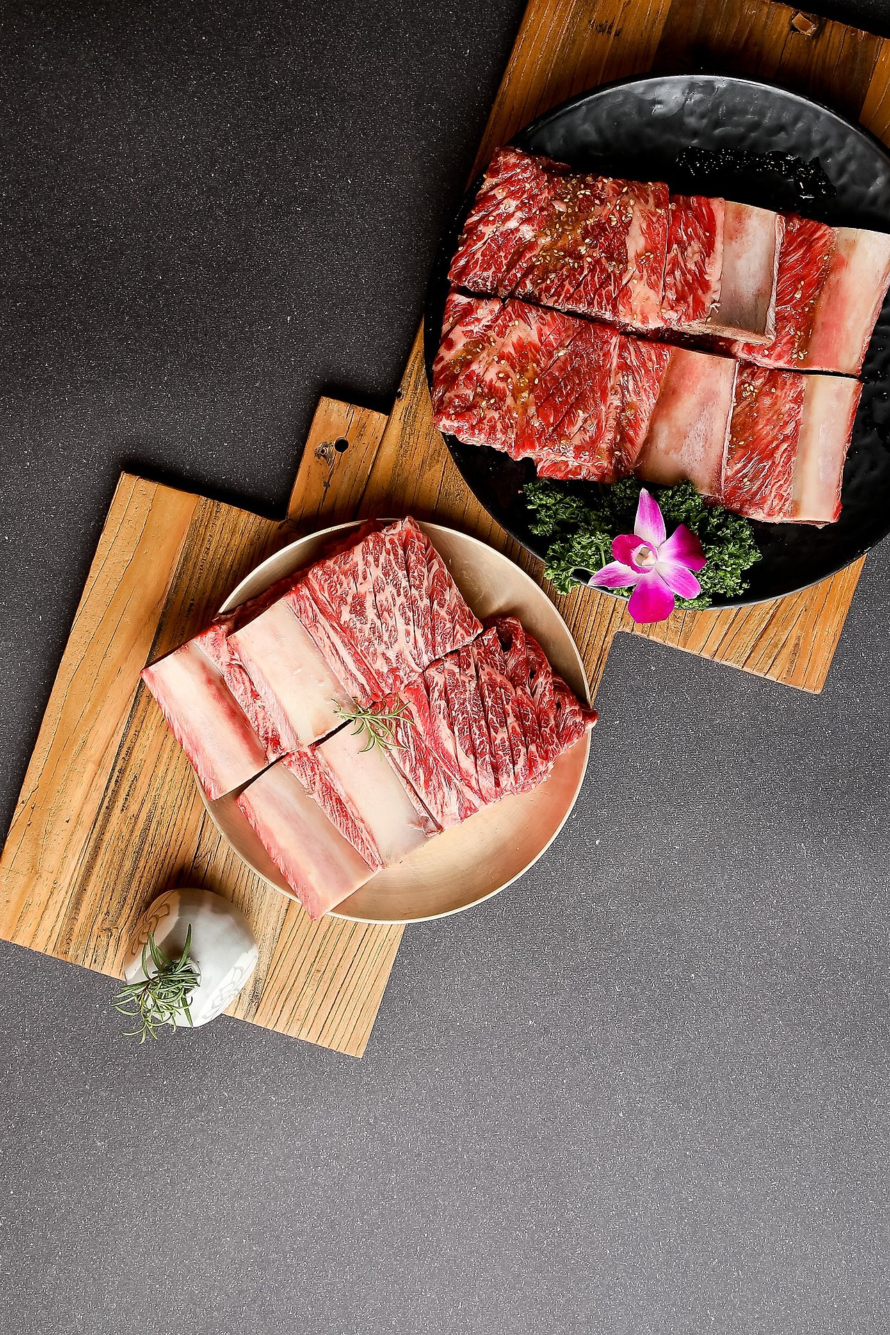 돼지 생갈비와 양념갈비, 두 접시를 세로로 배치